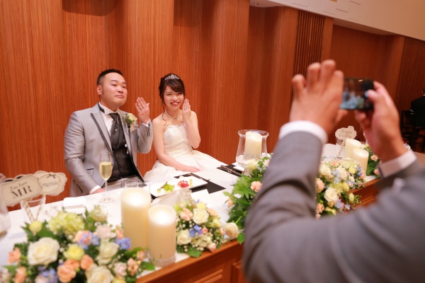 新潟市結婚式場ブライダルステージデュオ　新郎新婦　歓談