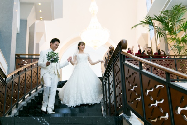 新潟市結婚式場ブライダルステージデュオ　階段　アフターセレモニー