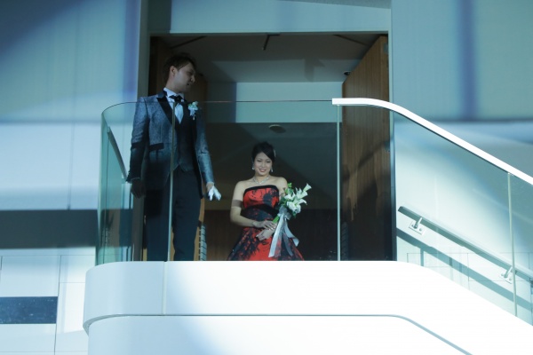新潟市結婚式場ブライダルステージデュオ　階段　入場