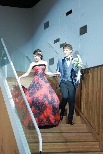 新潟市結婚式場ブライダルステージデュオ　階段　入場