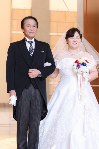 新潟市結婚式場ブライダルステージデュオ　新婦　チャペル　バージンロード