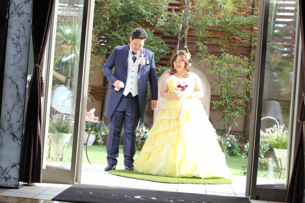 新潟市結婚式場ブライダルステージデュオ　新郎新婦　お色直し入場　ガーデン