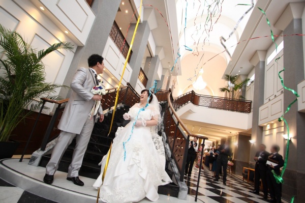新潟市結婚式場ブライダルステージデュオ　新婦　アフターセレモニー　　大階段