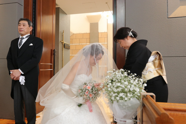 新潟市結婚式場ブライダルステージデュオ　新婦　チャペル　ベールダウン