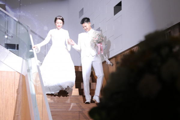 新潟市結婚式場ブライダルステージデュオ　階段入場